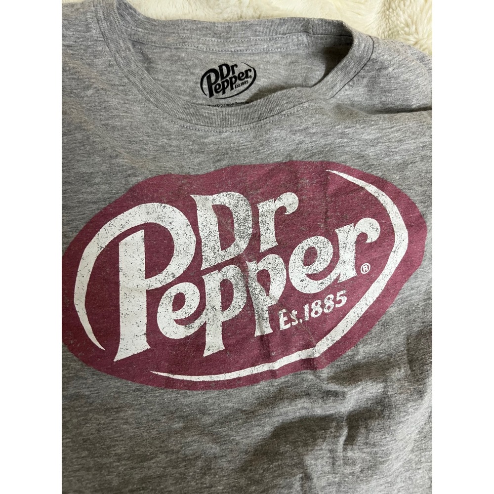 ☀️Dr Pepper Graphic T-Shirt Gray Short Sleeve Crewneck Tee Medium vintage-style - Picture 3 of 10